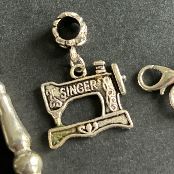 Set of 5 sewing themed silver charms - Picture 3 of 6